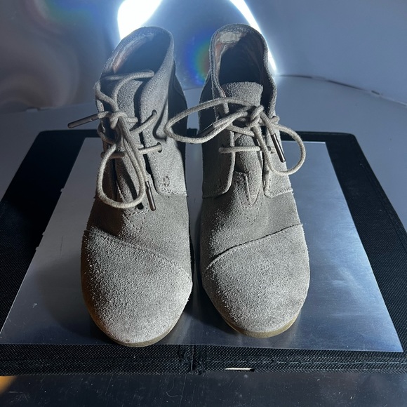 Tom’s Kala Suede Taupe Lace-Up Ankle Bootie Wedges, size 8 - Picture 9 of 10